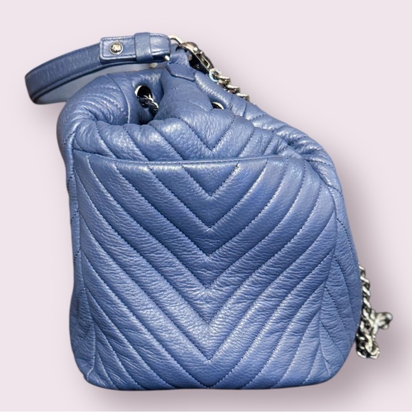 Elegant Blue Chevron Shoulder Bag - Picture 9 of 10